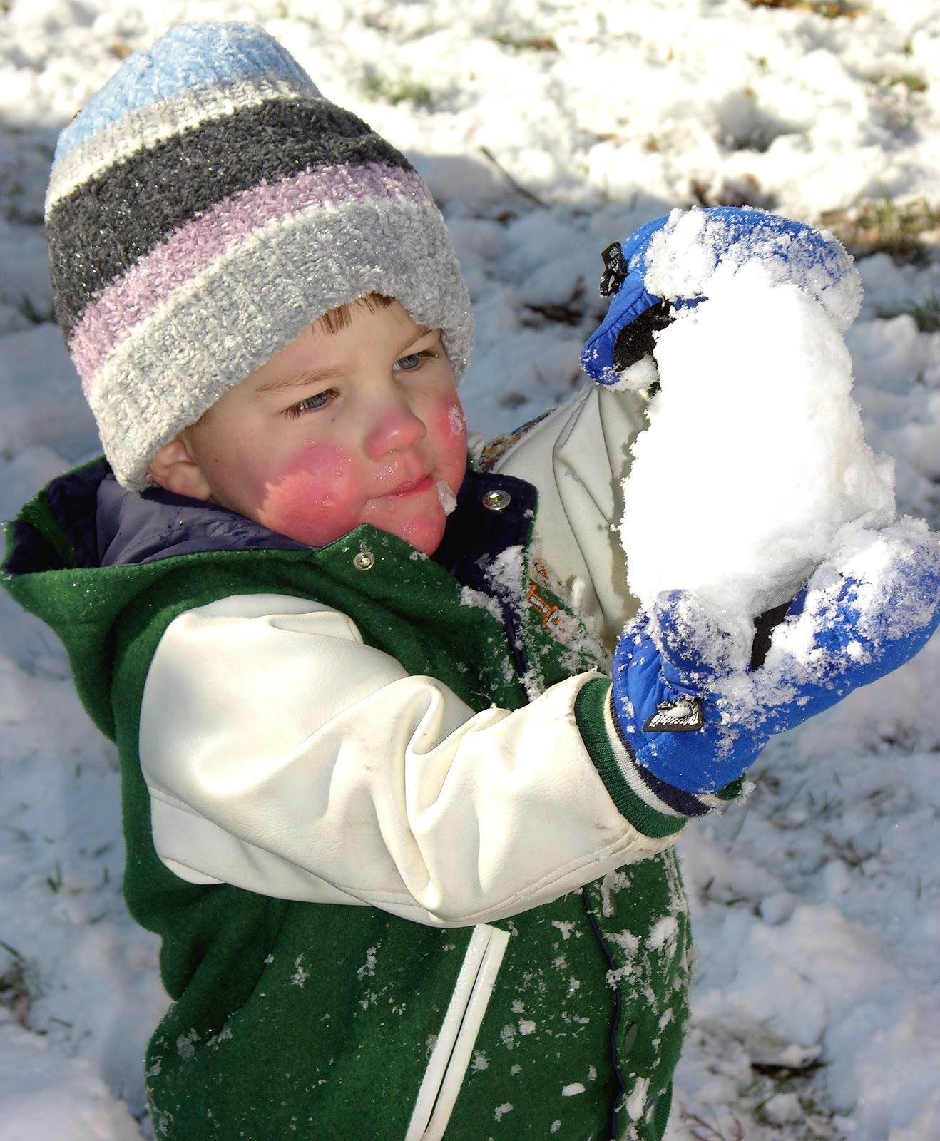 Снежки с дырочками. Дети зимой. Дети в снегу. Дети снежки. Дети на улице зимой.