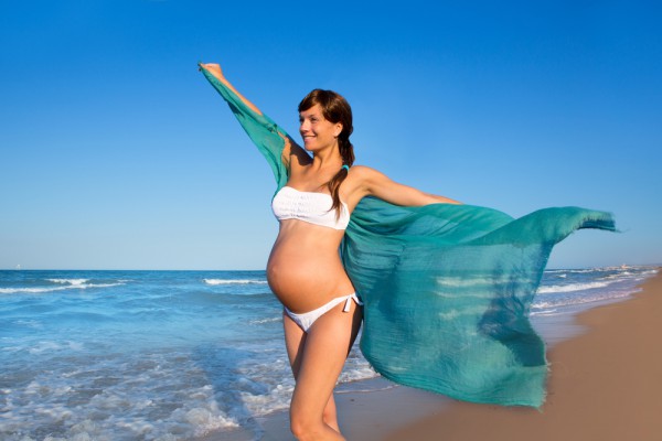 Можно ли беременным купаться и загорать? Правила отдыха для будущих мам |  «Бест Клиник»