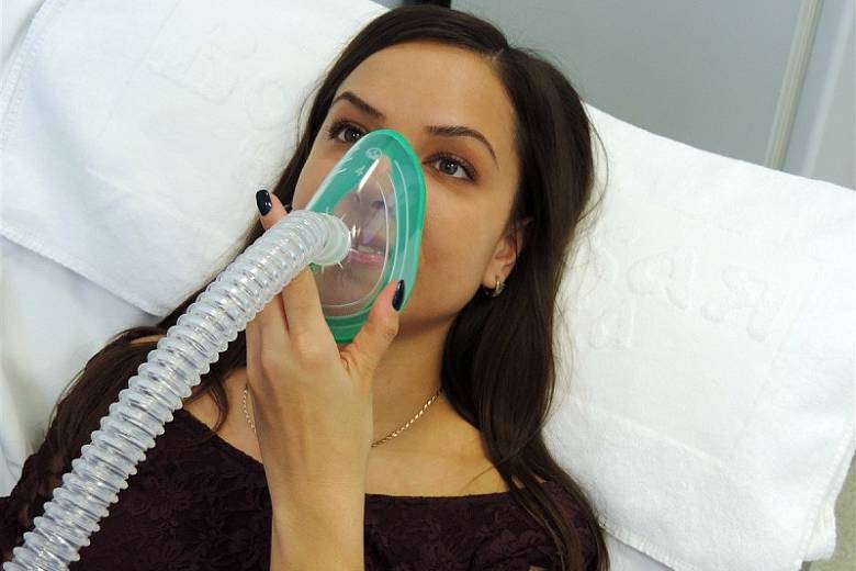 Аяқтарды сорып, жалайды