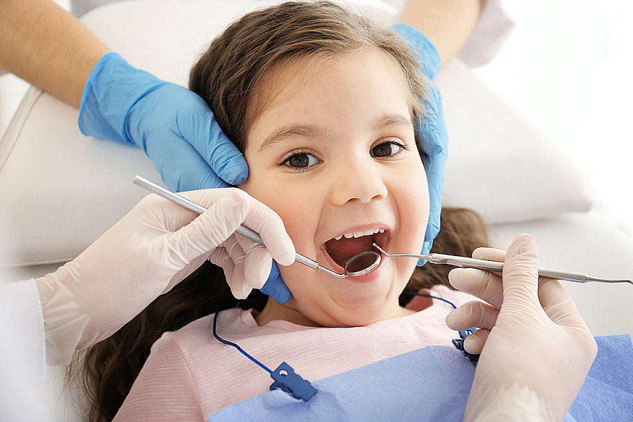 Подготовка и лечение молочных зубов